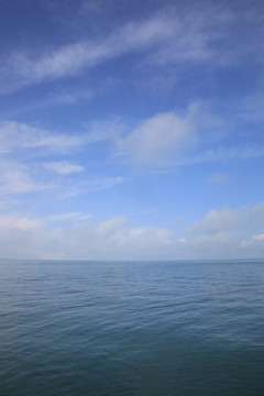青海湖湖面平静