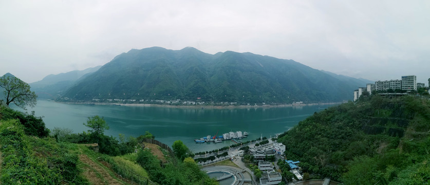 巫山山脉与长江河流全景图