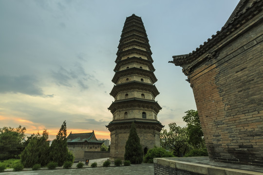 中国山西太原永祚寺双塔风光