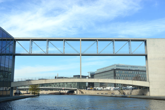 德国联邦议会建筑群跨河人行天桥