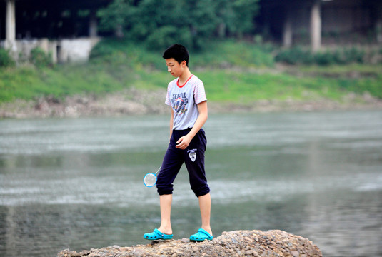 河边散步的男孩