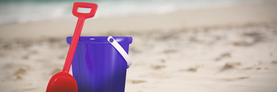 沙滩上的塑料桶