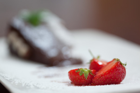 草莓巧克力蛋糕的特写镜头