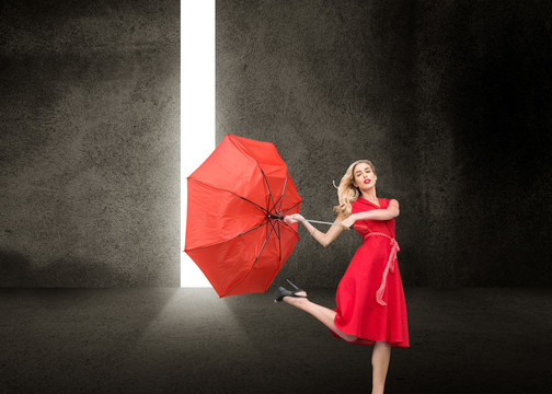 穿着红色衣服的漂亮女人拿着伞