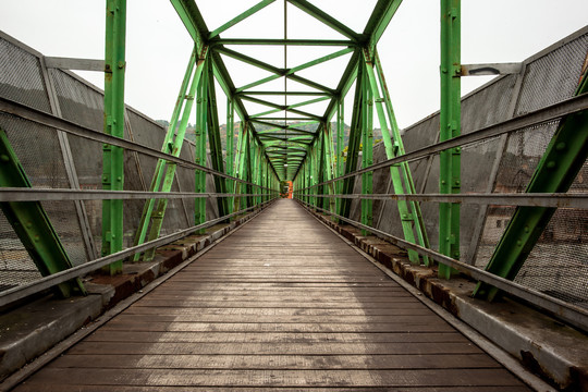对称金属结构人行桥