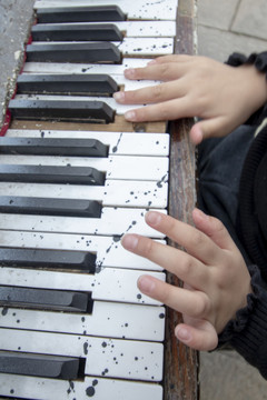 钢琴键与小孩手