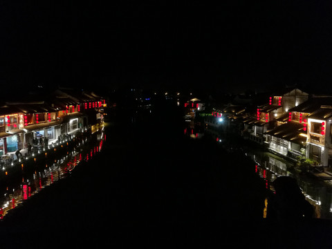 古镇两岸