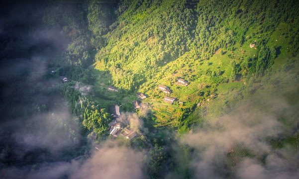 锁雾高山村落