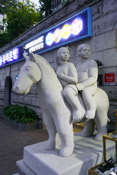 骑马人物石刻雕塑