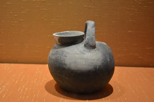 良渚文化黑皮陶壶