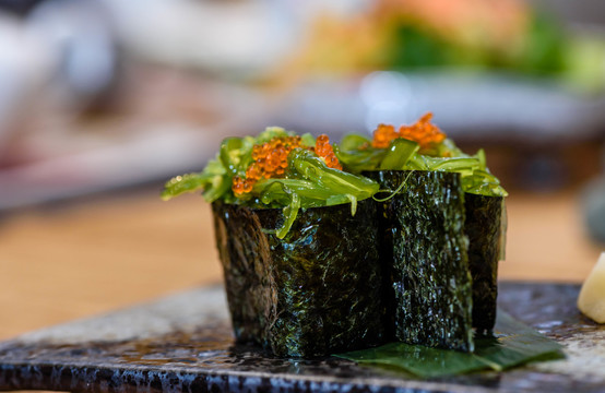 鱼籽海藻手握寿司
