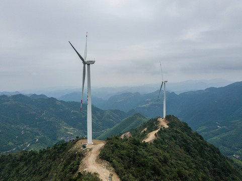 航拍浙江磐安山顶与风力发电机