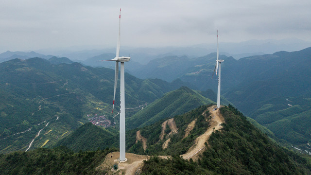 航拍浙江磐安山顶与风力发电机