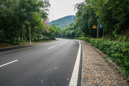 厦门东坪山蜿蜒的山间公路