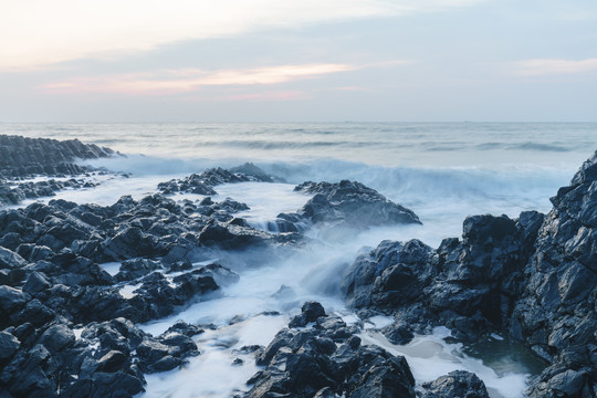 漳州火山地质公园日出时的海浪