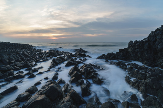 漳州火山地质公园日出时的海浪