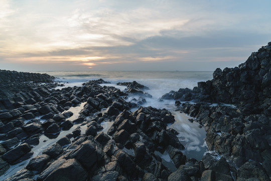 漳州火山地质公园日出时的海浪