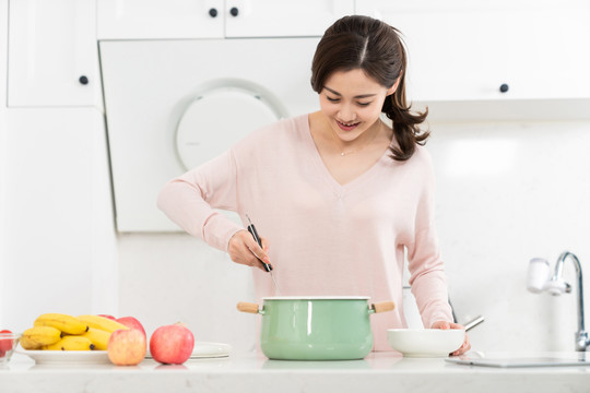 年轻女子在厨房做饭