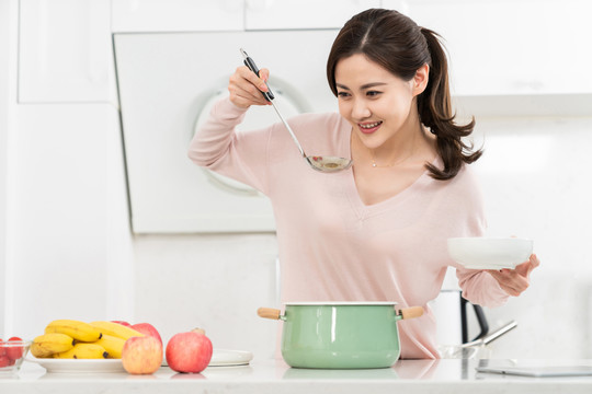 年轻女子在厨房做饭