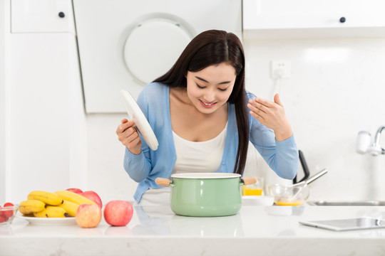 年轻女子在厨房做饭