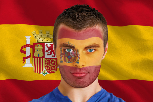 用西班牙国旗涂面漆的球迷