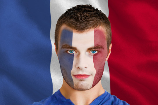 法国年轻球迷脸上涂法国国旗