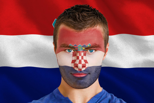 克罗地亚球迷脸上涂着油漆