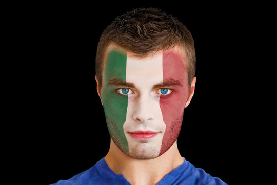 年轻意大利球迷与黑色面漆