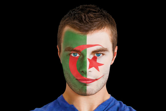 阿尔及利亚严重青年球迷脸涂黑