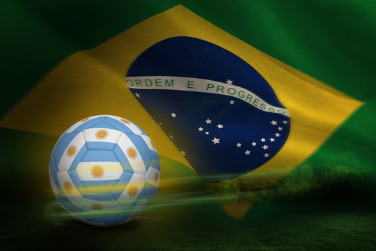阿根廷的足球与巴西国旗的足球