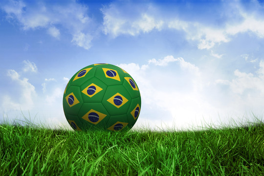 草地上巴西颜色的足球