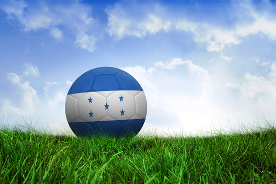 洪都拉斯足球在蓝天下的草地上