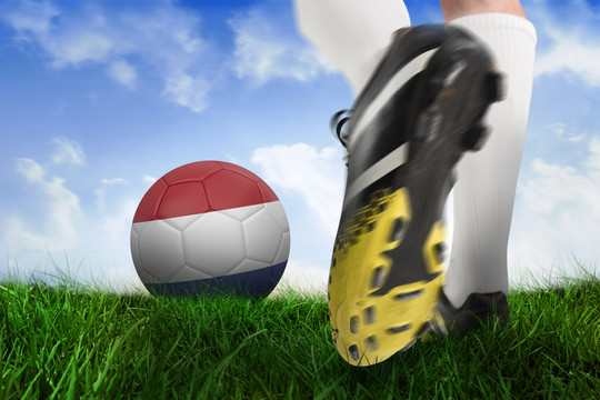 足球靴将荷兰球踢向草地