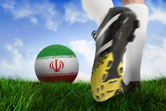 足球鞋把伊朗球踢向草地
