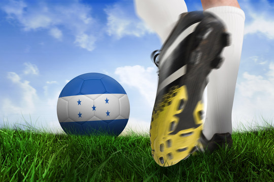 足球靴将洪都拉斯球踢向草地