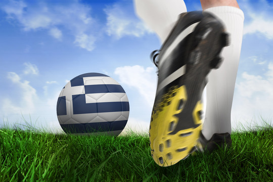 足球靴把希腊球踢向草地
