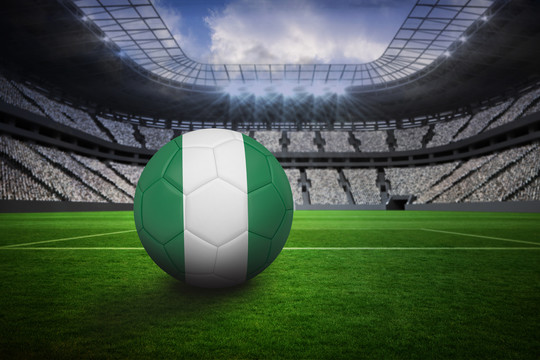 尼日利亚的足球在巨大的足球场上