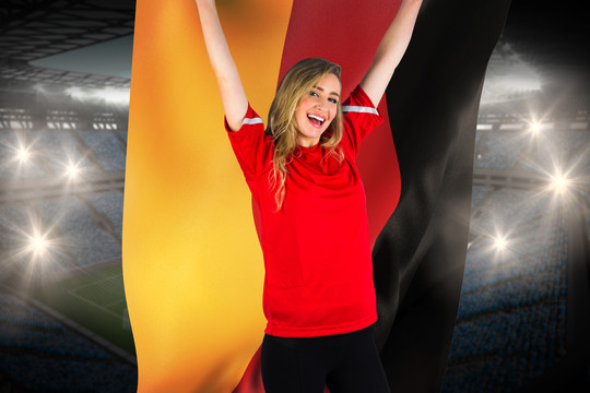 红的欢呼球迷举着德国国旗