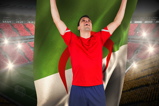 足球运动员举着阿尔及利亚国旗