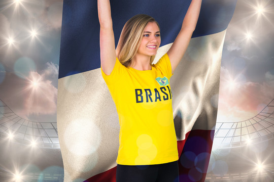 巴西球迷兴奋地举着法国国旗