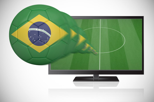 巴西颜色的足球从电视上飞出