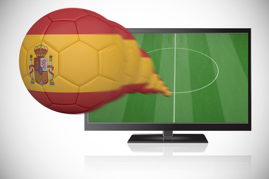 西班牙的足球从电视中飞出