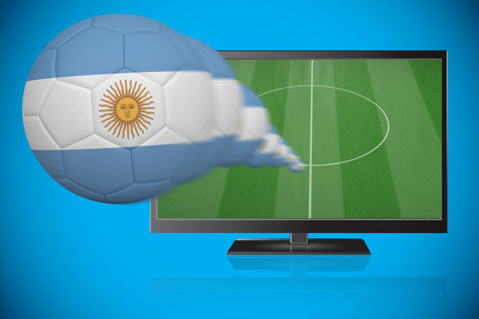 阿根廷的足球从电视中飞出。