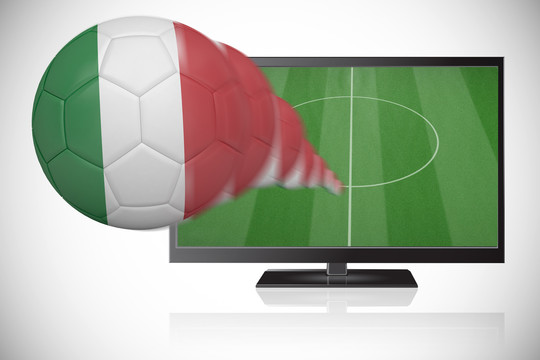意大利的足球从电视中飞出