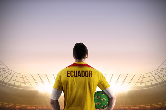 厄瓜多尔足球运动员在足球场持球