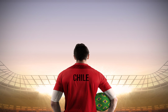 智利足球运动员在足球场持球