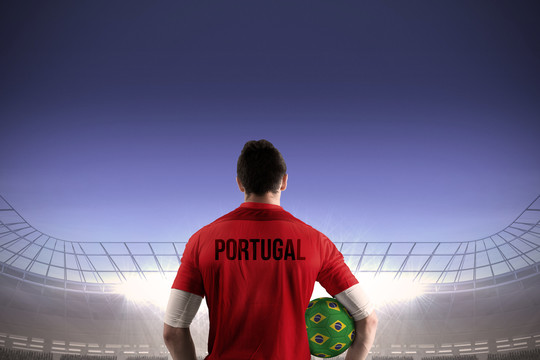 葡萄牙足球运动员在足球场持球