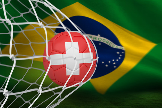 网后瑞士足球与着巴西国旗