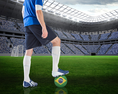 足球运动员站在球场上