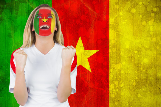 兴奋的喀麦隆球迷脸上的油漆
